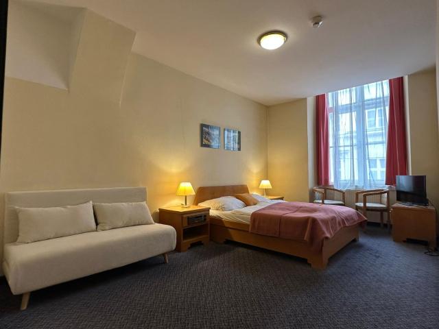 Very central apartments, 5 min to city center, no reception