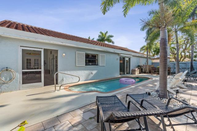 Charming Heated Pool Home - 3 miles to the Beach, Pet and Family Friendly -Available Year Round!