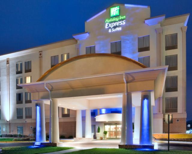 Holiday Inn Express Hotel & Suites Fredericksburg, an IHG Hotel