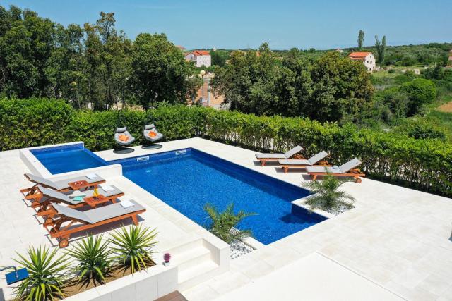 Villa Pino with Pool, Sauna & Jacuzzi