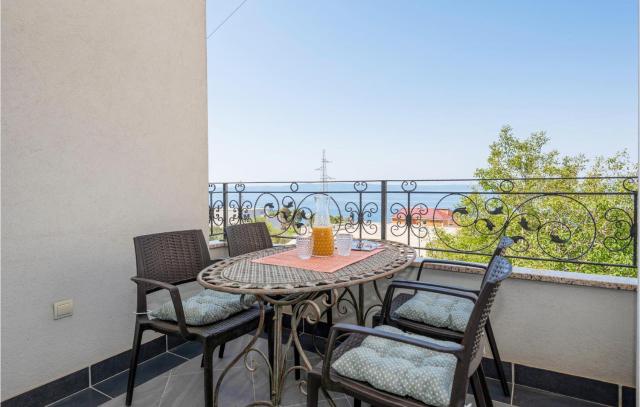 1 Bedroom Stunning Apartment In Makarska