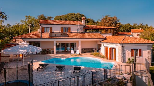 Villa Arton heated swimming-pool