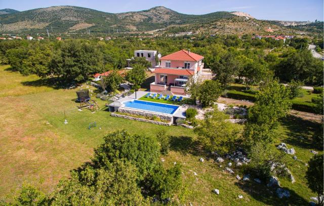 Nice Home In Dugopolje With Outdoor Swimming Pool