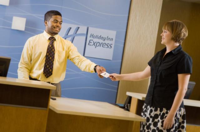 Holiday Inn Express & Suites Alexandria - Fort Belvoir, an IHG Hotel