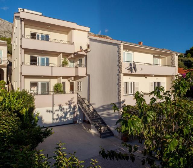 Apartments by the sea Tucepi, Makarska - 2677