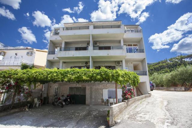 Apartments by the sea Tucepi, Makarska - 11486