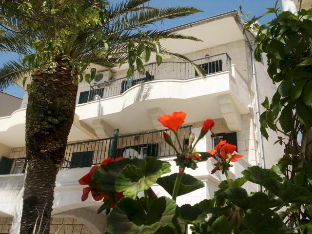 Apartments by the sea Podgora, Makarska - 11335