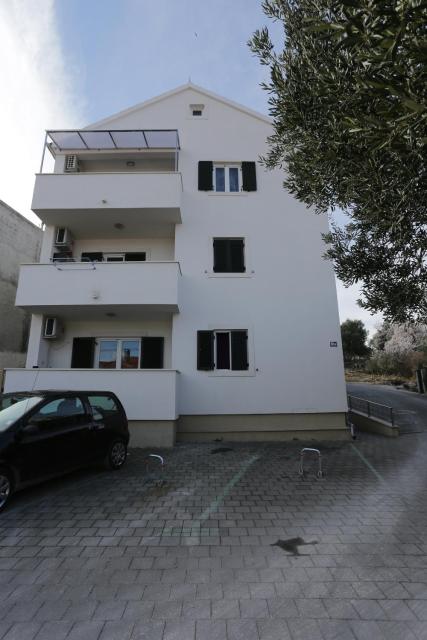 Apartments with a parking space Supetar, Brac - 12489