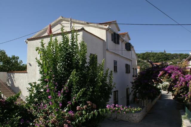 Apartments with a parking space Sutivan, Brac - 2842