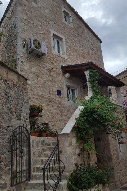 Apartments with a parking space Jelsa, Hvar - 13759