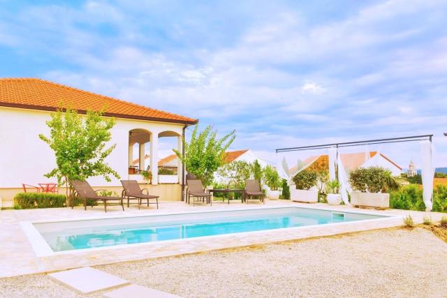 Villa Sunny Garden with private heated pool