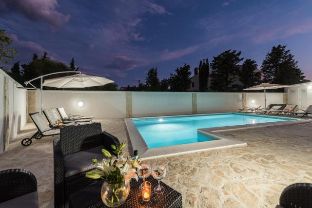 Villa Star 5 luxury apartment with a pool