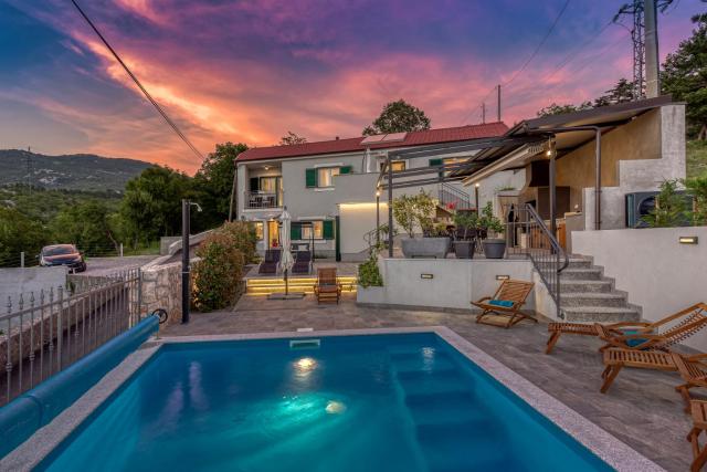 Villa LETA, luxurious 5 stars villa in a green oasis with fitness, heated pool, playground & barbecue, Kvarner