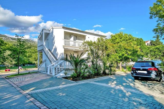 Apartment in Seline with terrace, near the beach