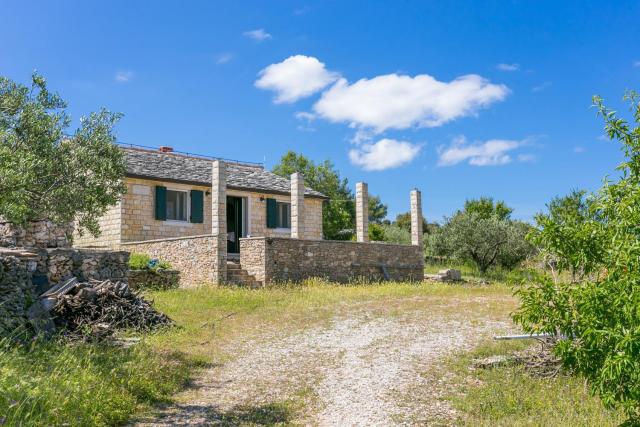 Secluded house with a parking space Supetar, Brac - 17330