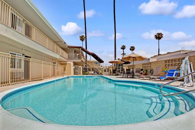 Super 8 by Wyndham Los Angeles-Culver City Area