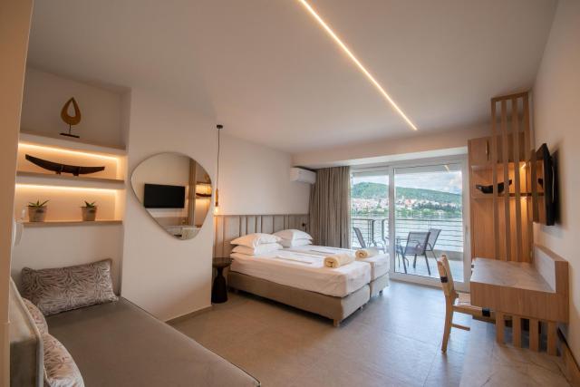 Paralimnio Suites