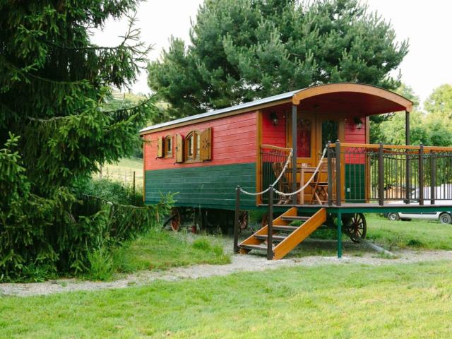 Roulotte spacieuse avec terrasse, jardin et jeux, animaux acceptés - FR-1-497-130