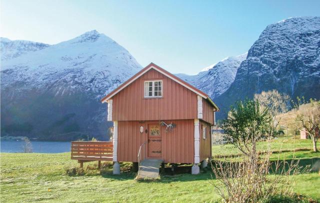 Beautiful Home In Eresfjord With Kitchen