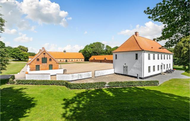 Beautiful Home In Højslev With Wifi