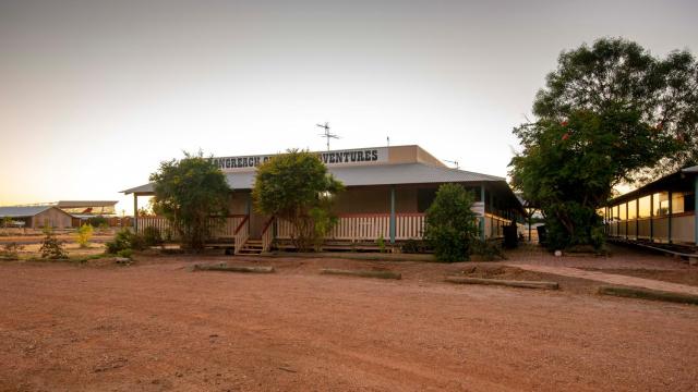 STORK RD BUDGET ROOMS - PRIVATE ROOMS WITH SHARED BATHROOMS access to POOL