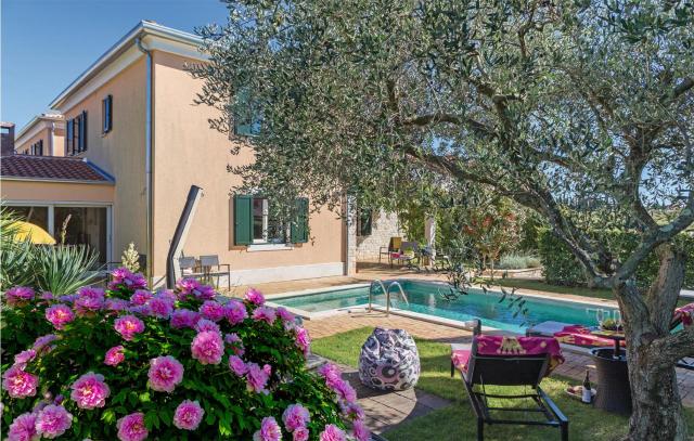 Gorgeous Home In Strada Contesa With Kitchen