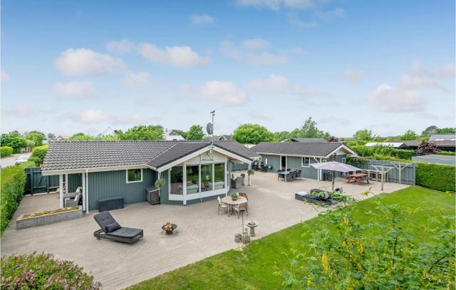 Cozy Home In Egå With Kitchen