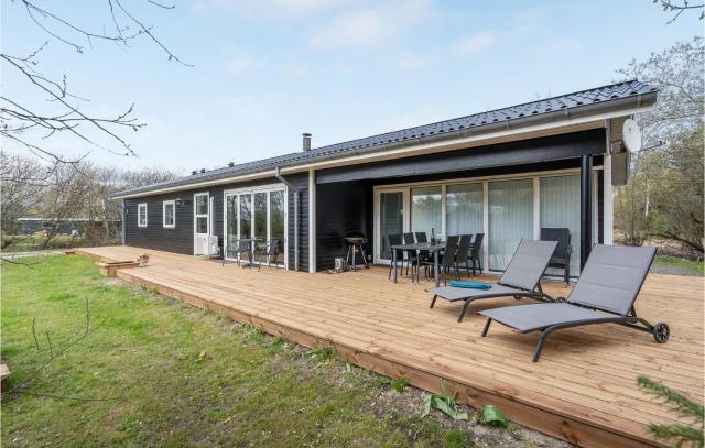 Cozy Home In Ebeltoft With Sauna