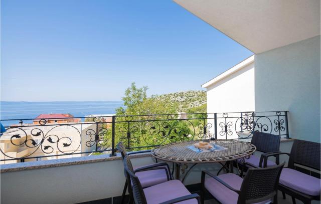 2 Bedroom Beautiful Apartment In Makarska