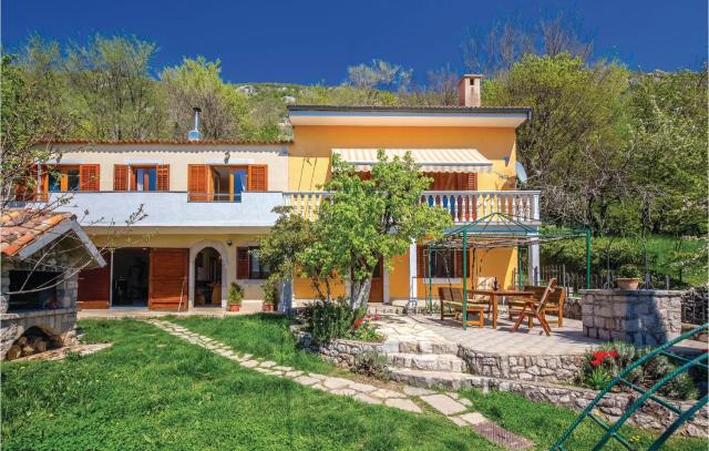 4 Bedroom Cozy Home In Krizisce