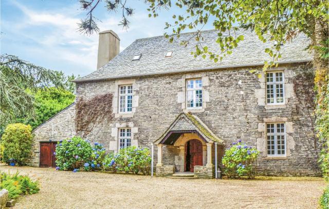 Cozy Home In Taulé With Kitchen