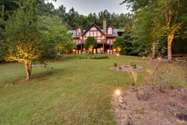 Grand Ellijay Cabin with Mountain Views and Pool Table