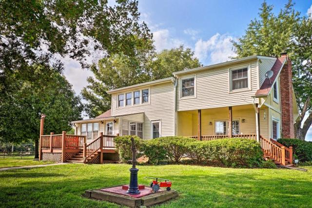 Remodeled Historic Farmhouse about 20 Mi to KC!