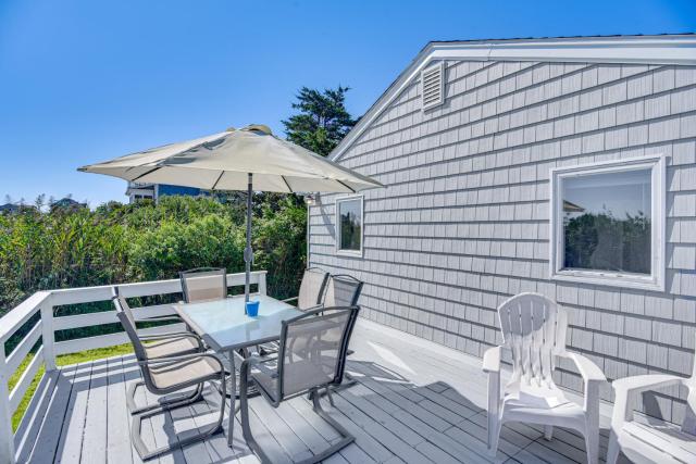 Quaint Coastal Cottage with Patio!