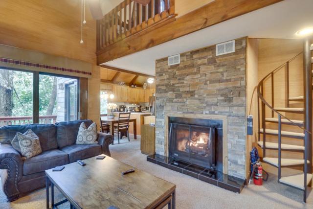 Wintergreen Home with Hot Tub, Deck and Mountain Views