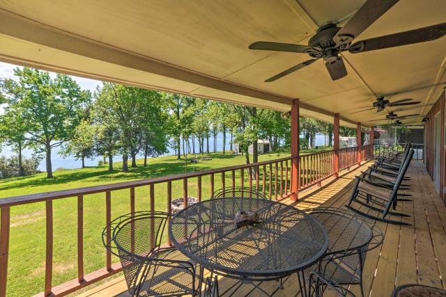 Waterfront Tennessee Home on Kentucky Lake with Deck