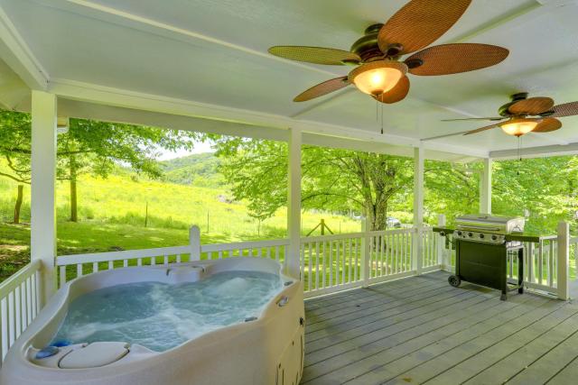 Secluded Marshall Cottage Hot Tub and Mountain View