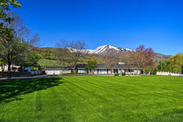 Wellsville House with Mtn Views and Pickleball Court!