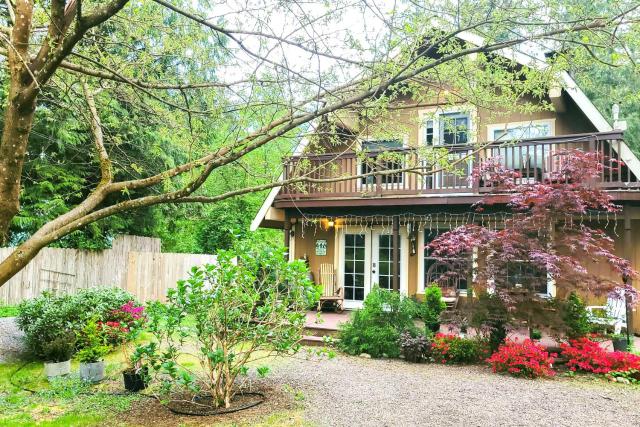 Owls Nest Gold Bar Cabin with Hot Tub and Fireplace