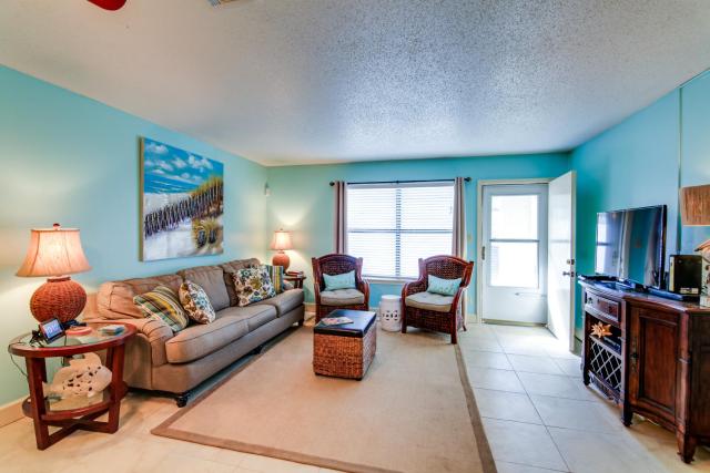 Destin Townhome with Balcony - Walk to the Beach!