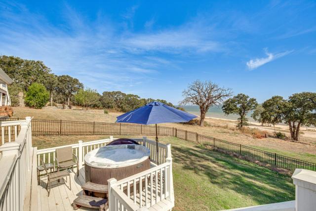 300 Feet to Lake Texoma Modern Home with Deck!