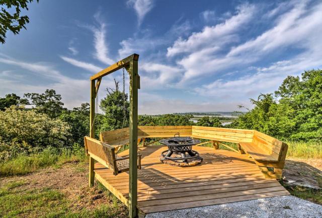 Rustic Lamar Cabin with Deck and Private Hot Tub