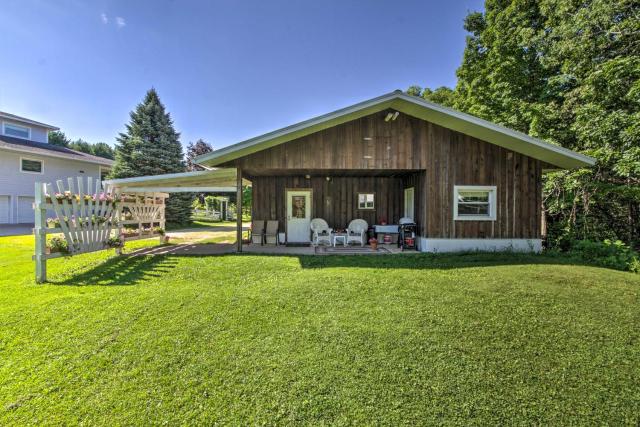 La Crescent Cottage on Minnesota Bluffs with View!