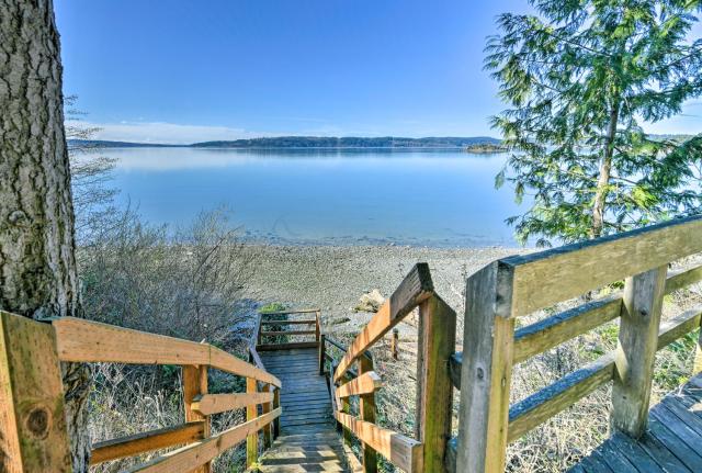 Cozy Beachouse View and Deck, Steps from Skagit Bay