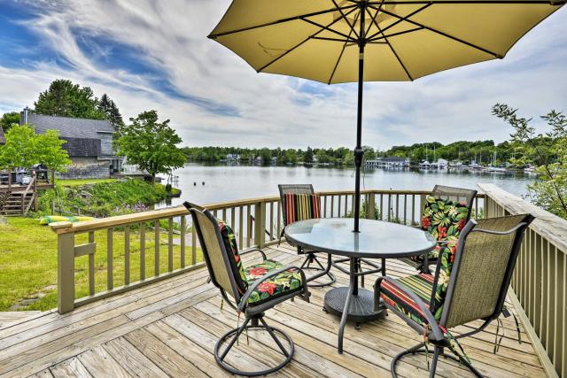 Family Cottage on Chaumont Bay, Walk to Downtown