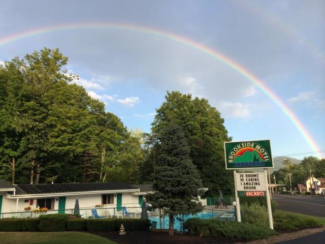 Brookside Motel & Cabins