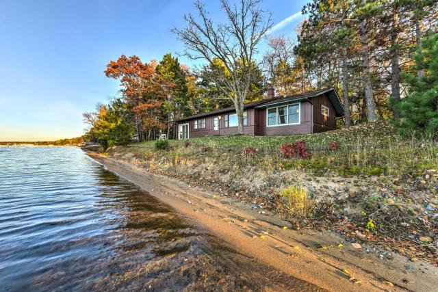 Pelican Lake Cabin Private Beach and Scenic Sunsets