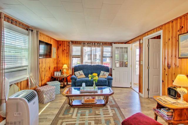 Cozy Hampton Cottage - Walk to Beaches and Marina!