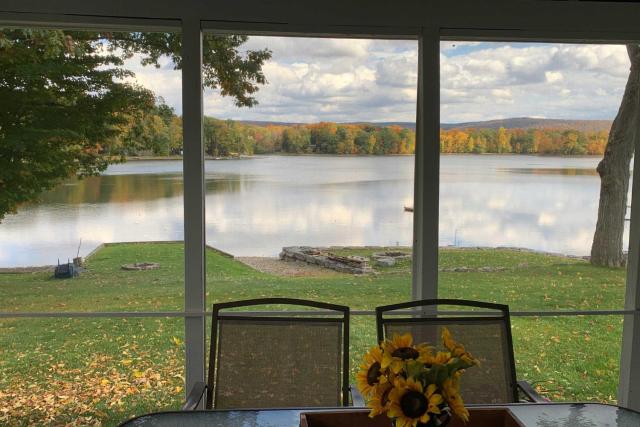 Family Lake House with Paddleboards and Fire Pit!