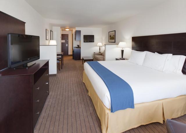 Holiday Inn Express & Suites - Omaha I - 80, an IHG Hotel